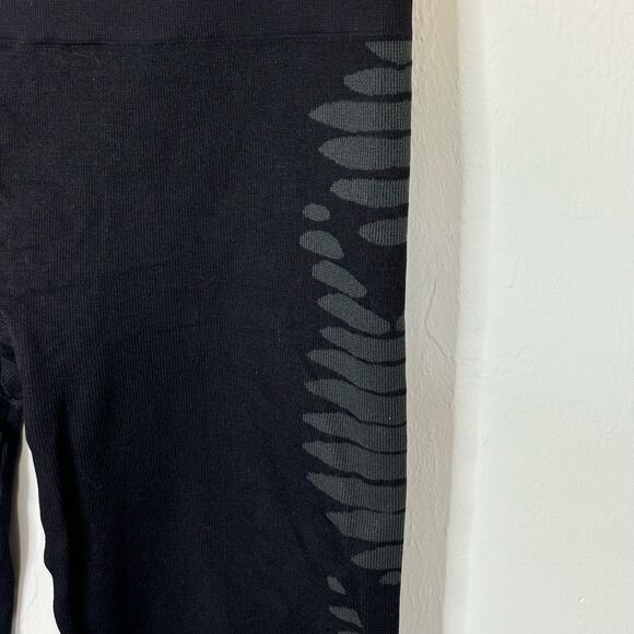 Spanx leggings full length black Aztec design women's size medium - Picture 4 of 5